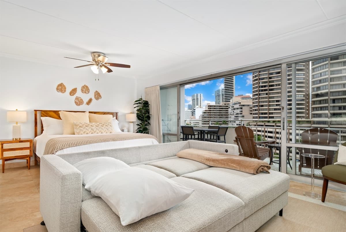 Condo in Honolulu · ★5.0 · 1 bedroom · 2 beds · 1 private bath - Photo 2