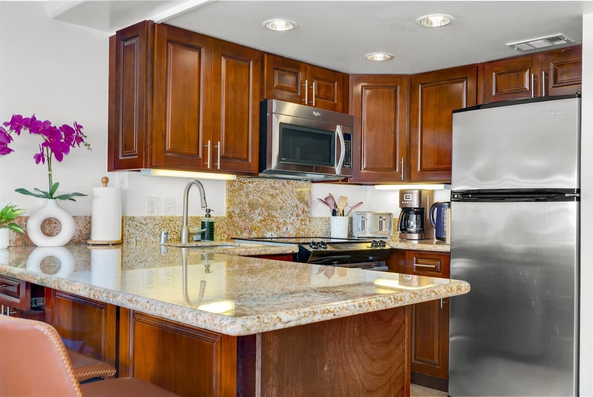 Condo in Honolulu · ★5.0 · 1 bedroom · 2 beds · 1 private bath - Photo 5