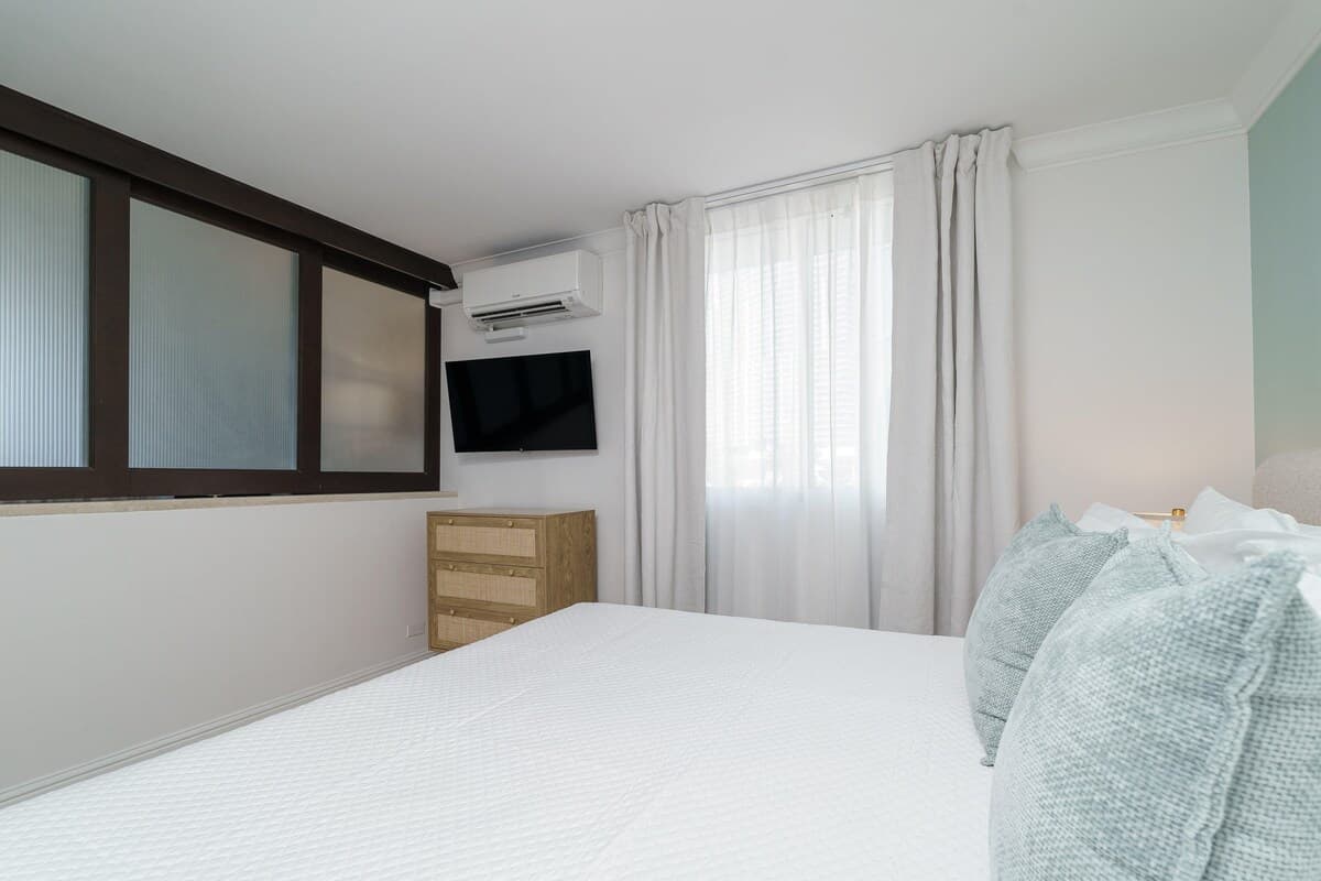 Condo in Honolulu · ★4.88 · 2 bedrooms · 3 beds · 1 private bath - Photo 3