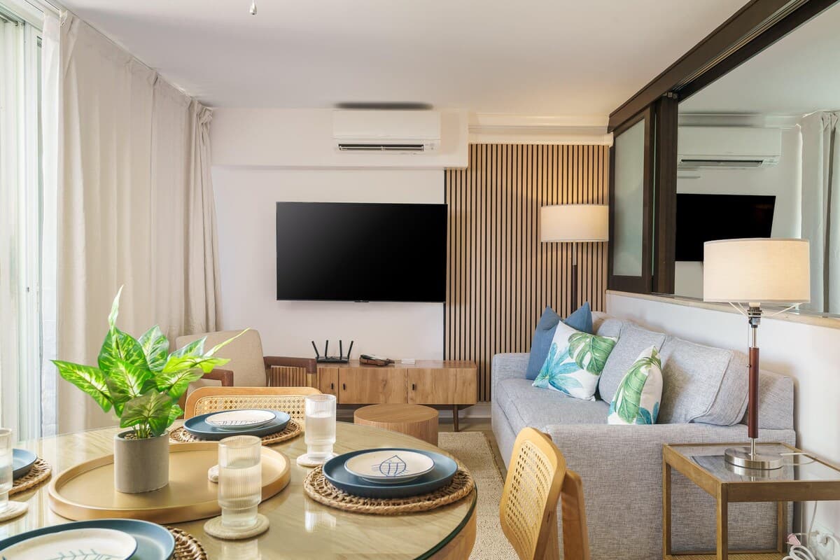 Condo in Honolulu · ★4.88 · 2 bedrooms · 3 beds · 1 private bath - Photo 5