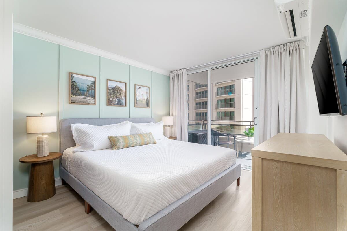 Condo in Honolulu · ★4.88 · 2 bedrooms · 3 beds · 1 private bath - Photo 2