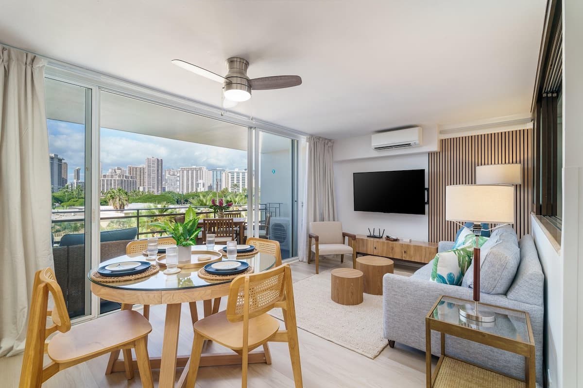 Condo in Honolulu · ★4.88 · 2 bedrooms · 3 beds · 1 private bath - Photo 1