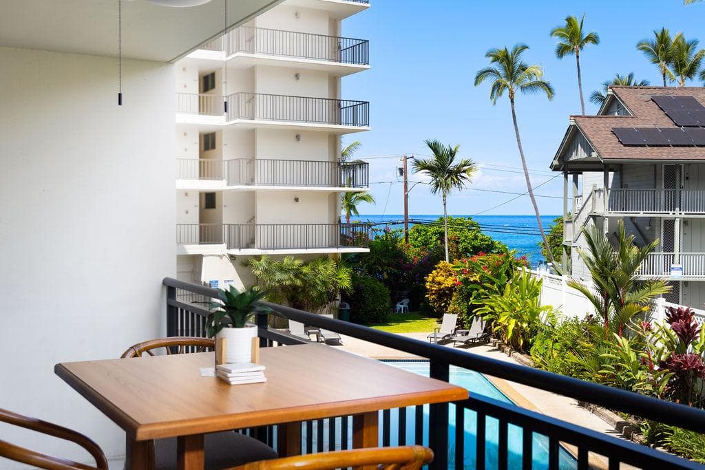 Condo in Kailua-Kona · ★4.8 · 1 bedroom · 2 beds · 2 private baths - Photo 3