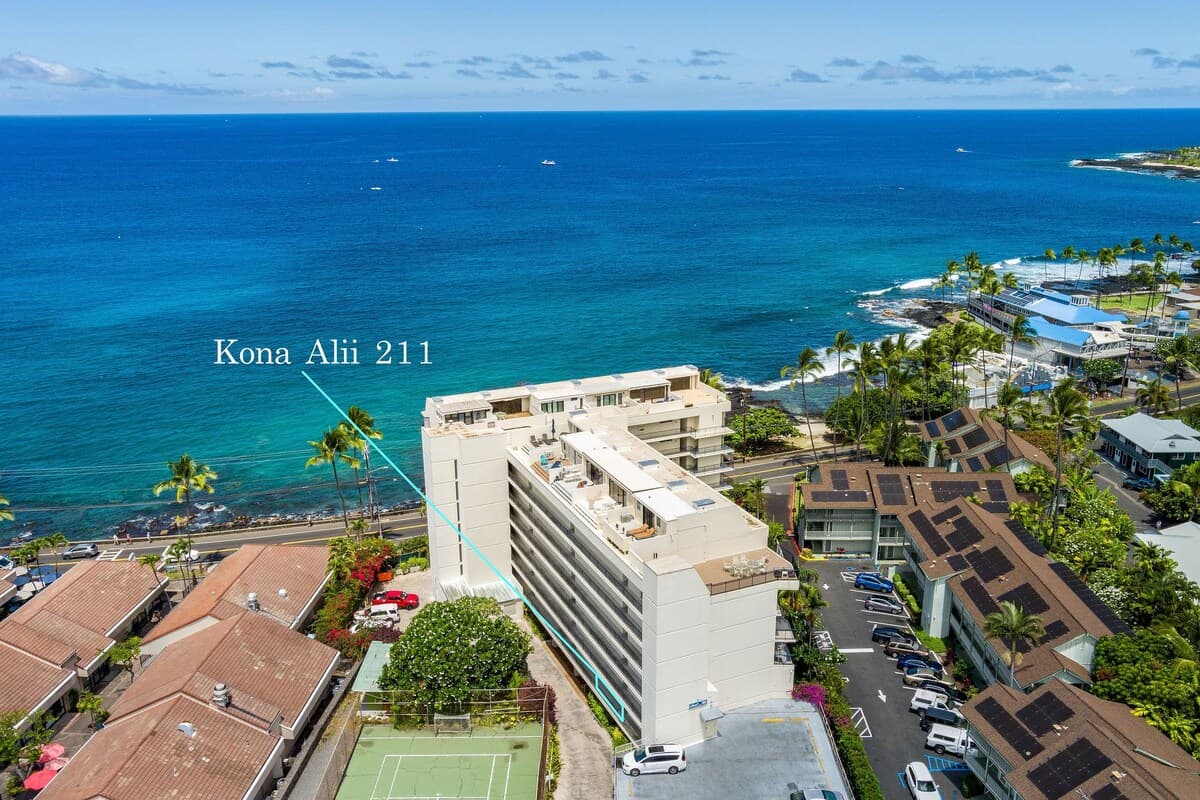 Condo in Kailua-Kona · ★4.8 · 1 bedroom · 2 beds · 2 private baths - Photo 4
