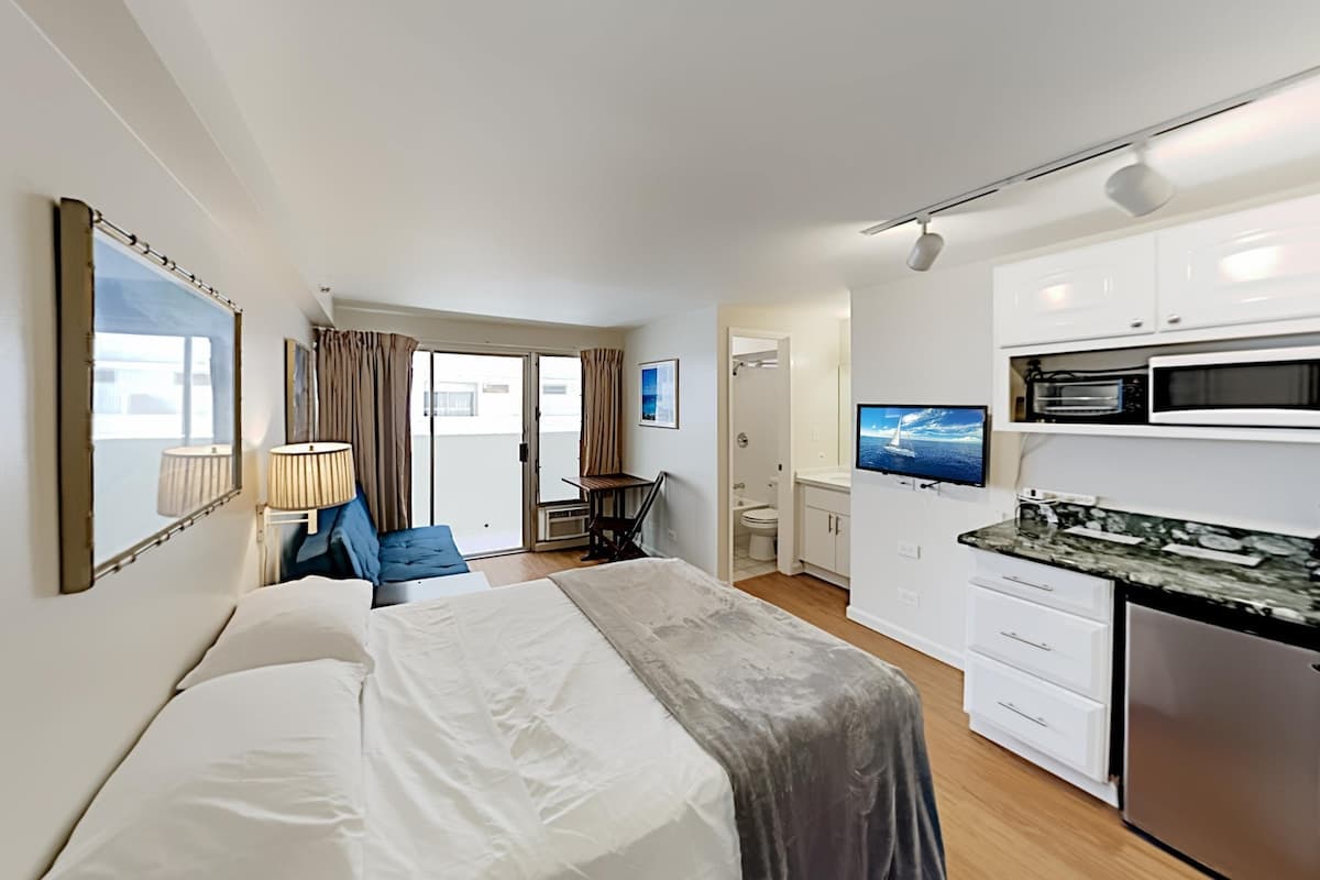 Condo in Honolulu · ★4.33 · Studio · 2 beds · 1 private bath - Photo 1