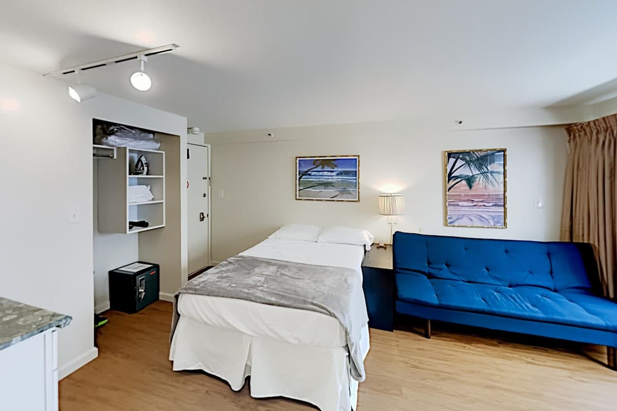 Condo in Honolulu · ★4.33 · Studio · 2 beds · 1 private bath - Photo 3