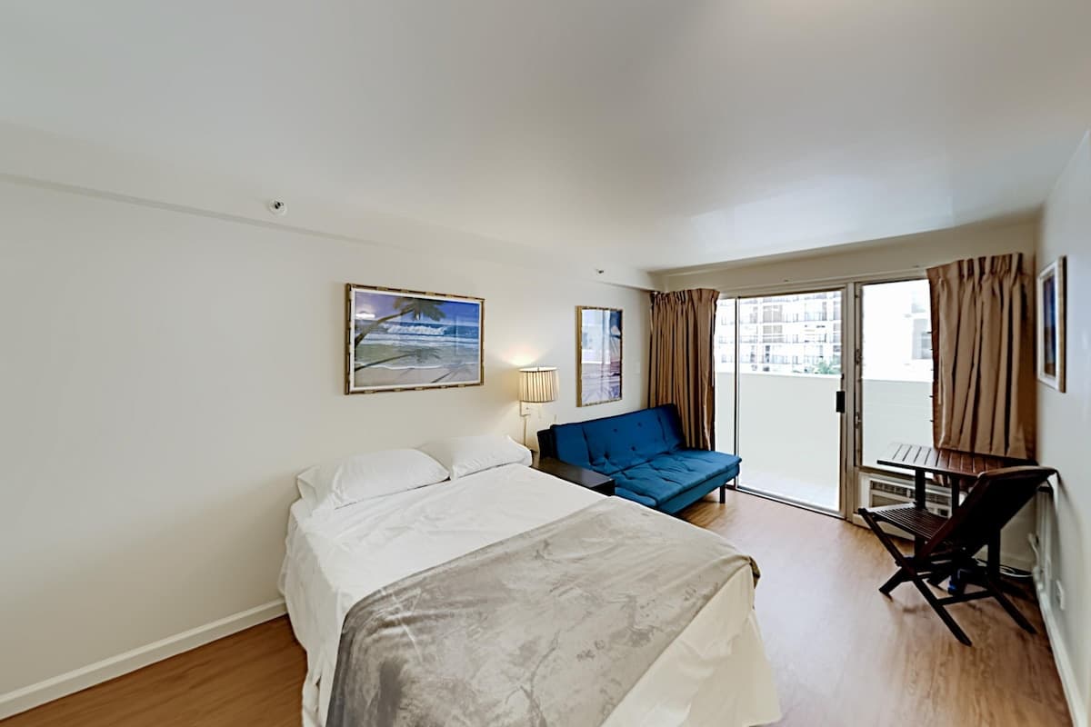 Condo in Honolulu · ★4.33 · Studio · 2 beds · 1 private bath - Photo 2