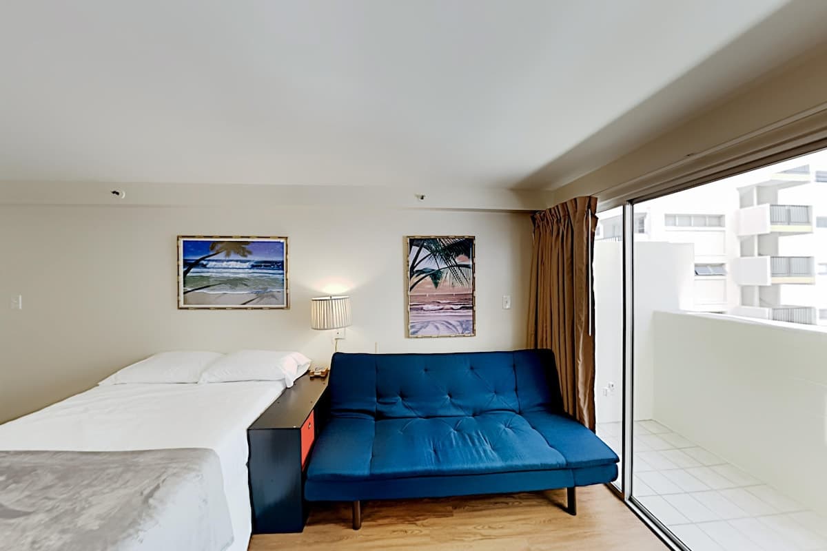 Condo in Honolulu · ★4.33 · Studio · 2 beds · 1 private bath - Photo 4