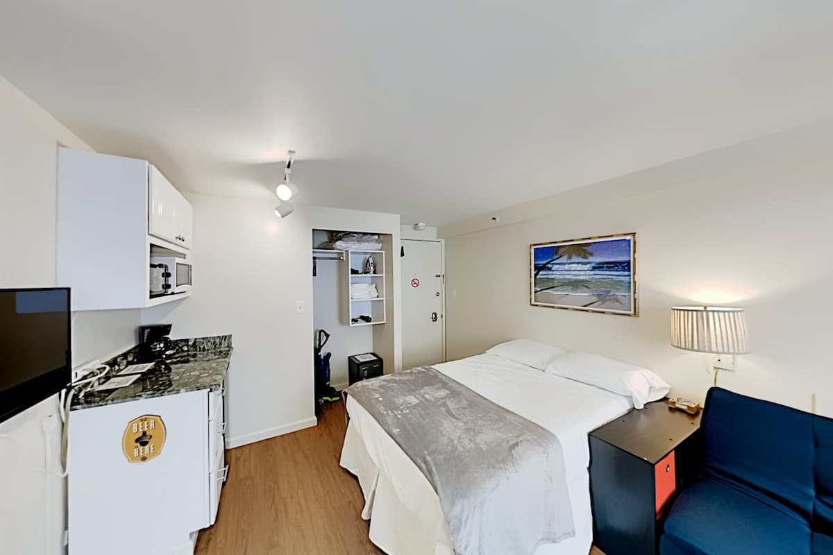 Condo in Honolulu · ★4.33 · Studio · 2 beds · 1 private bath - Photo 5