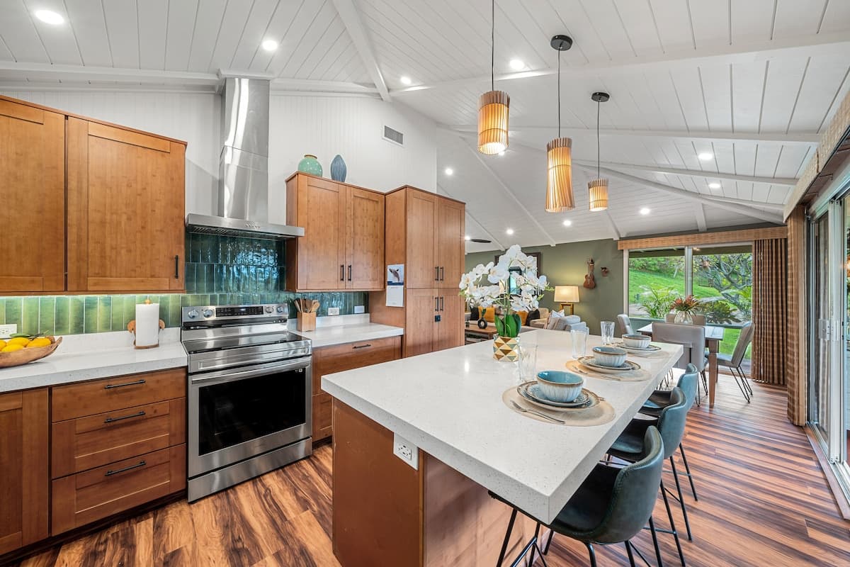 Condo in Lahaina · ★4.95 · 2 bedrooms · 3 beds · 2 baths - Photo 4