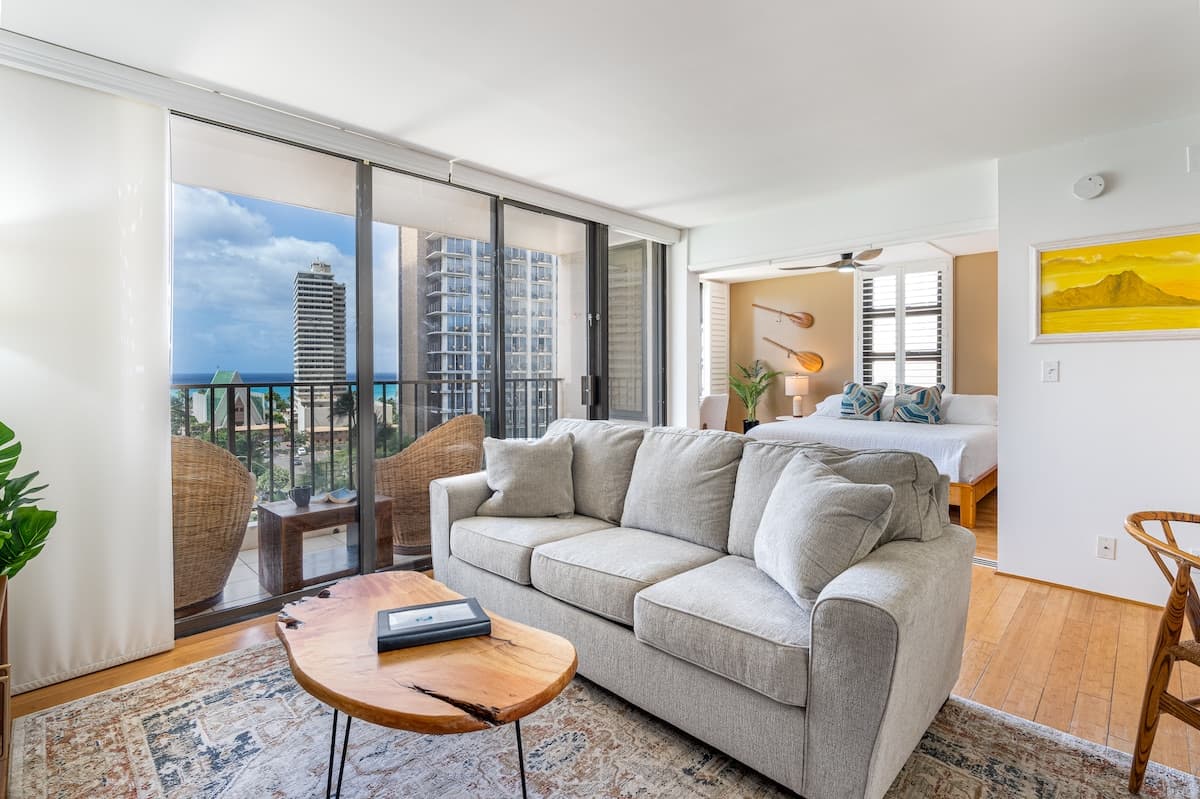 Chic Suite W/ Direct Ocean Views & Free Parking - Photo 2