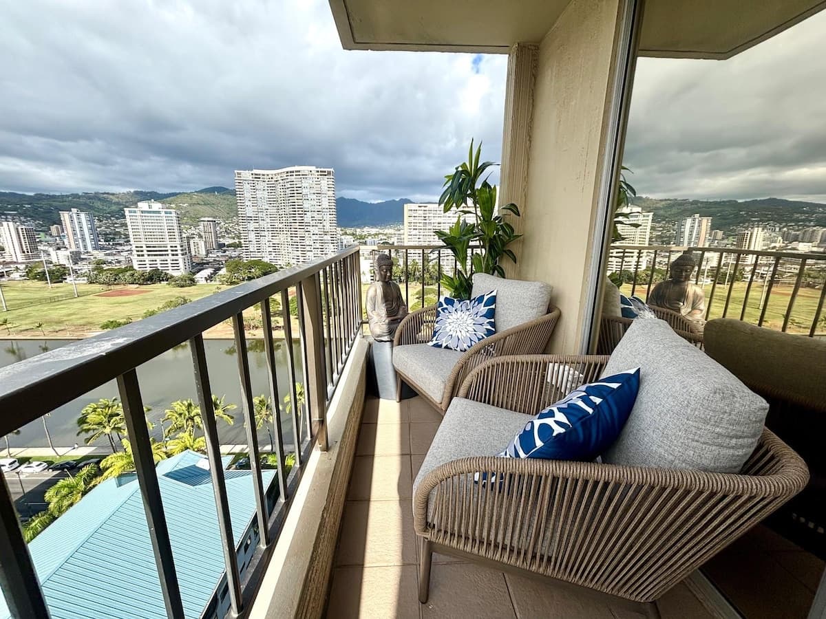 Condo in Honolulu · ★4.84 · Studio · 1 bed · 1 private bath - Photo 1