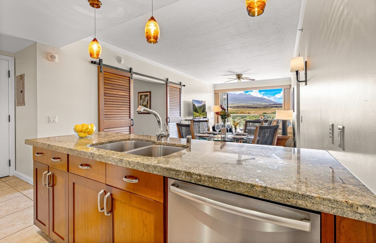 Condo in Lahaina · ★4.93 · 2 bedrooms · 3 beds · 1 bath - Photo 4