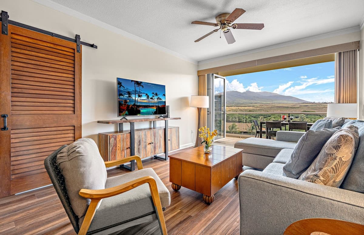 Condo in Lahaina · ★4.93 · 2 bedrooms · 3 beds · 1 bath - Photo 3
