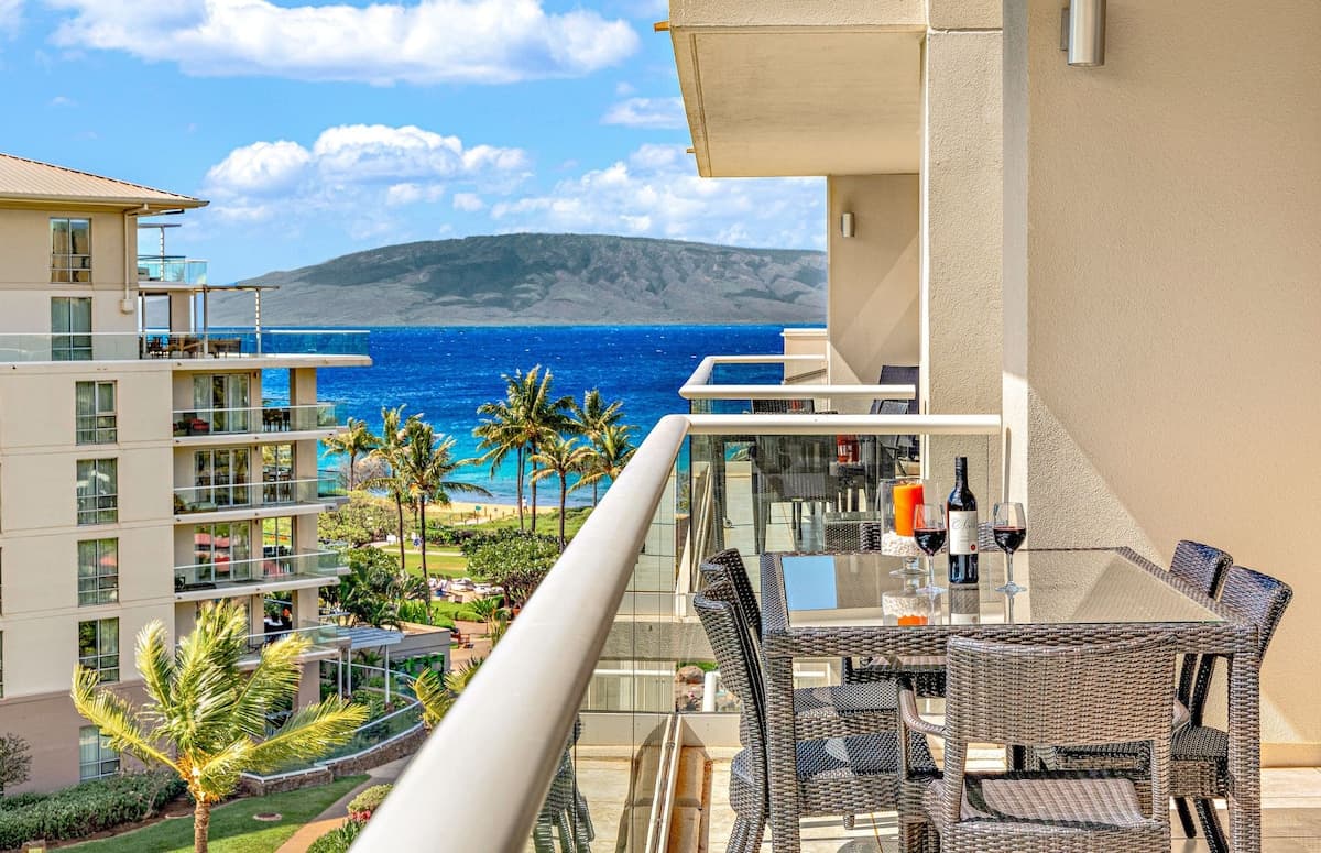 Condo in Lahaina · ★4.93 · 2 bedrooms · 3 beds · 1 bath - Photo 2