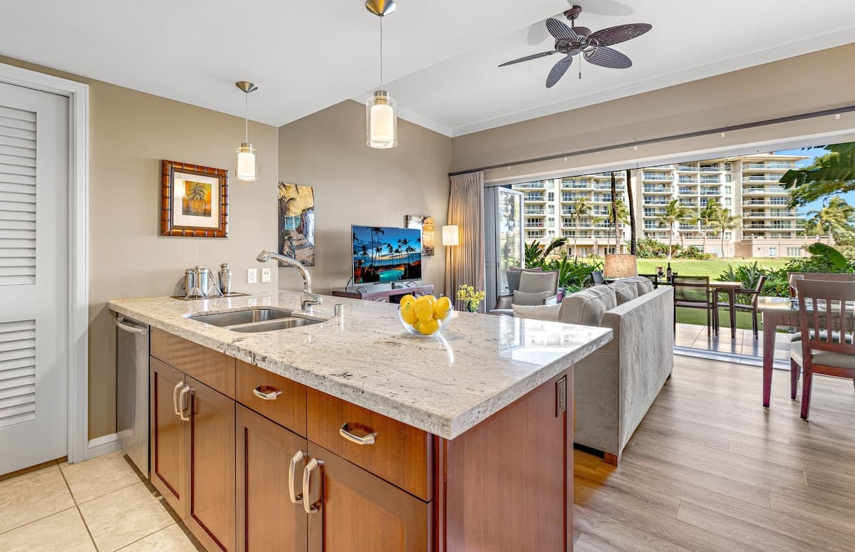 Condo in Lahaina · ★5.0 · 1 bedroom · 2 beds · 1 bath - Photo 2