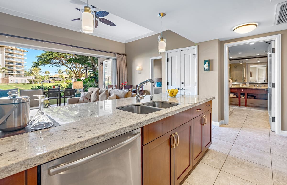 Condo in Lahaina · ★5.0 · 1 bedroom · 2 beds · 1 bath - Photo 3