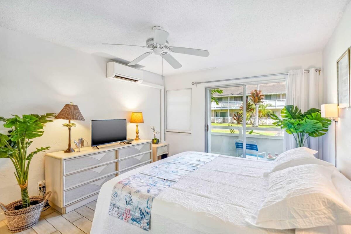 1 Bedroom Condo King Bed with Pool and jacuzzi - Photo 2