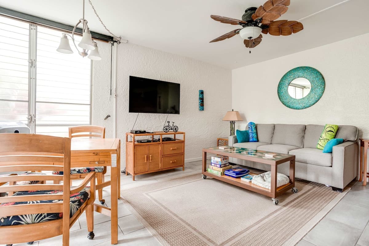 Condo in Kailua-Kona · ★4.74 · 1 bedroom · 2 beds · 1 bath - Photo 1