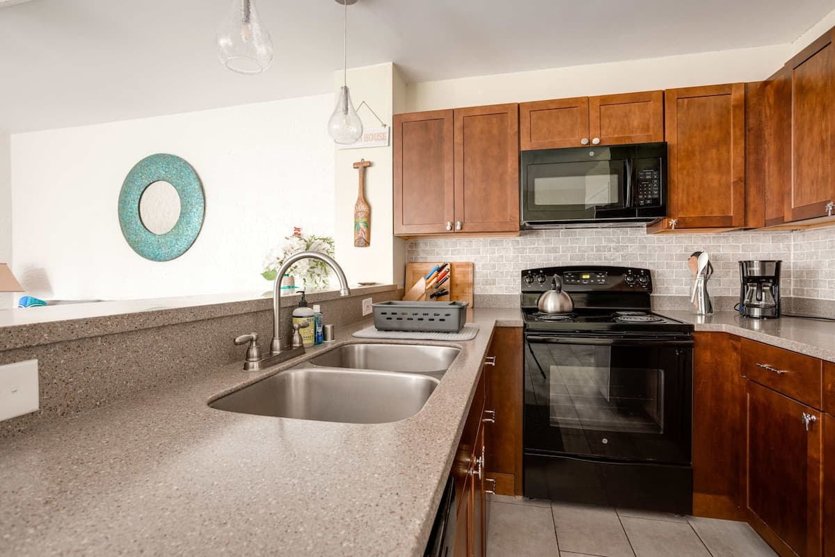 Condo in Kailua-Kona · ★4.74 · 1 bedroom · 2 beds · 1 bath - Photo 5
