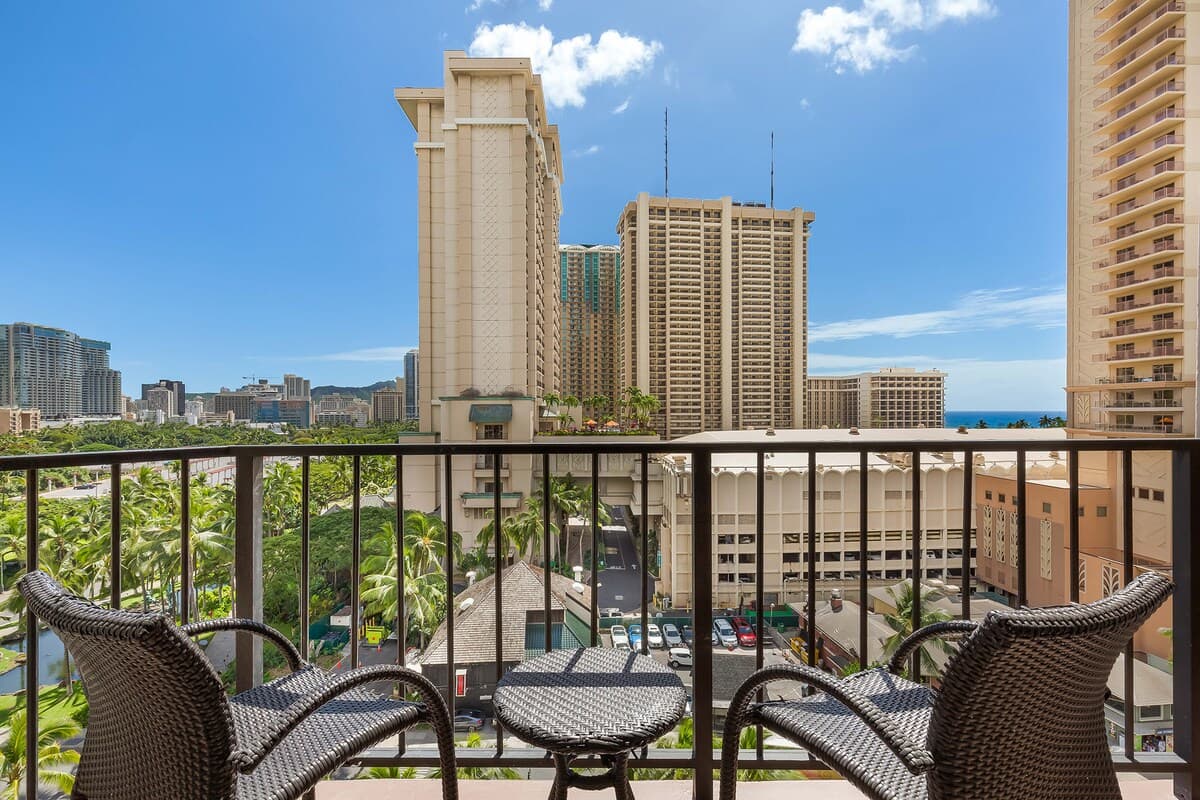 Condo in Honolulu · ★4.5 · Studio · 2 beds · 1 private bath - Photo 3