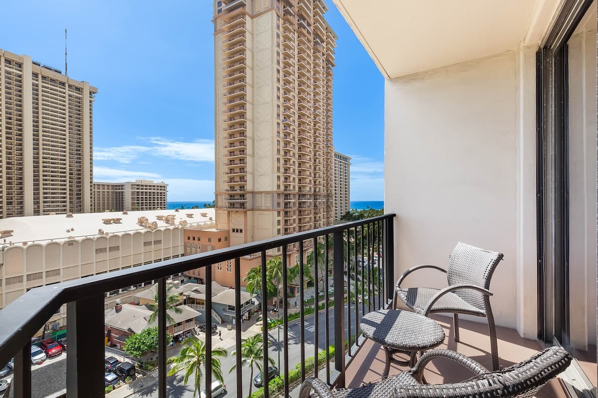 Condo in Honolulu · ★4.5 · Studio · 2 beds · 1 private bath - Photo 1