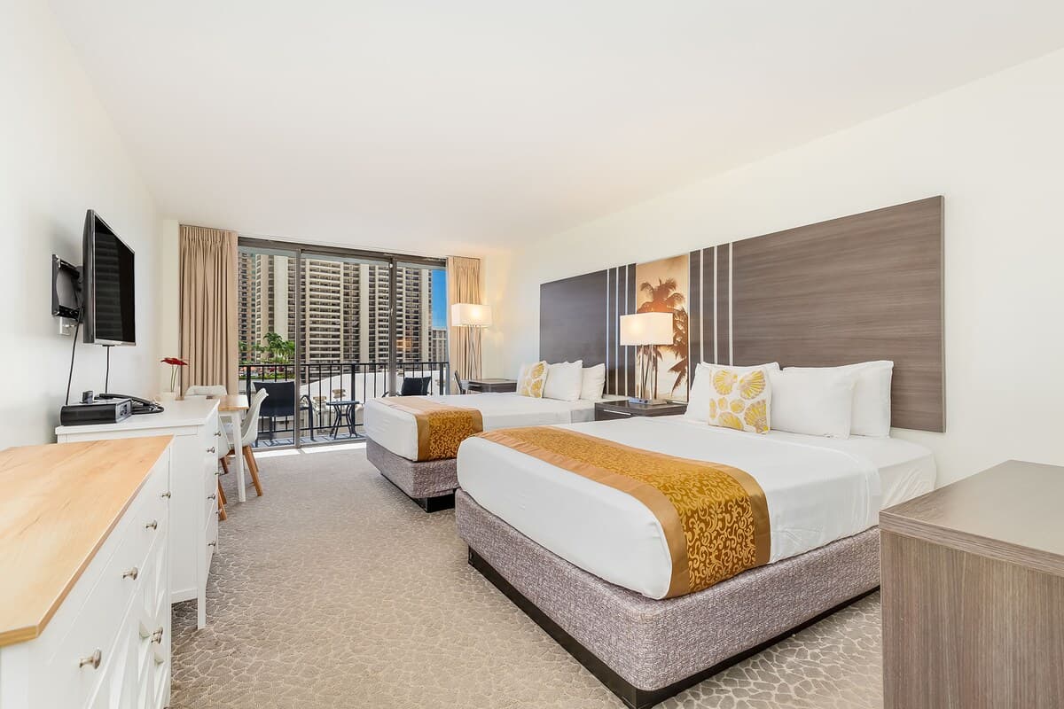 Condo in Honolulu · ★4.5 · Studio · 2 beds · 1 private bath - Photo 2