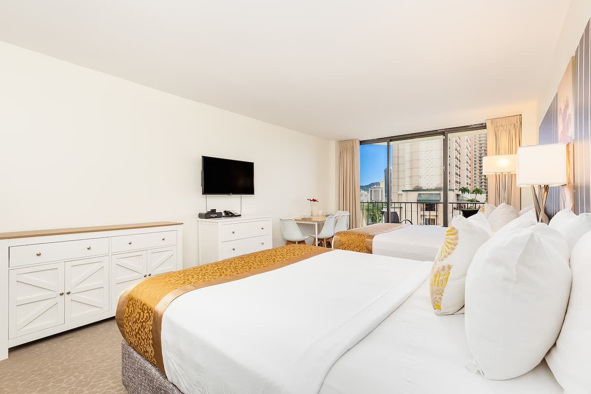 Condo in Honolulu · ★4.5 · Studio · 2 beds · 1 private bath - Photo 4