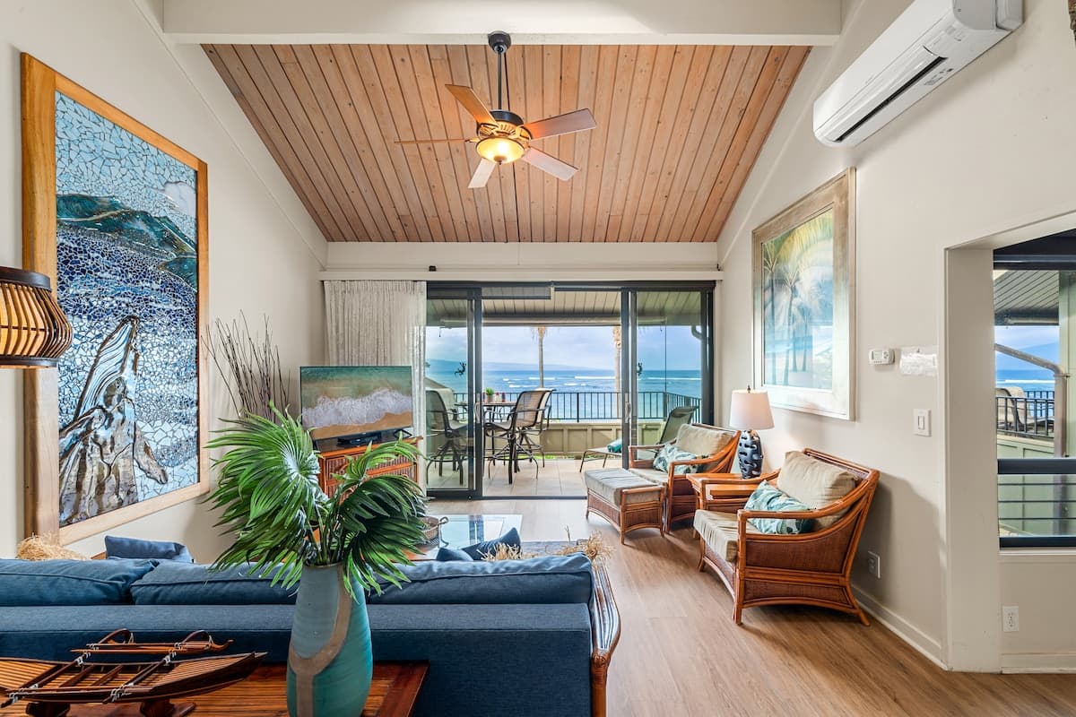 Condo in Lahaina · ★5.0 · 2 bedrooms · 4 beds · 2 baths - Photo 2