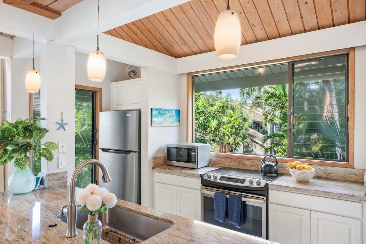 Condo in Lahaina · ★4.94 · 2 bedrooms · 4 beds · 2 baths - Photo 5