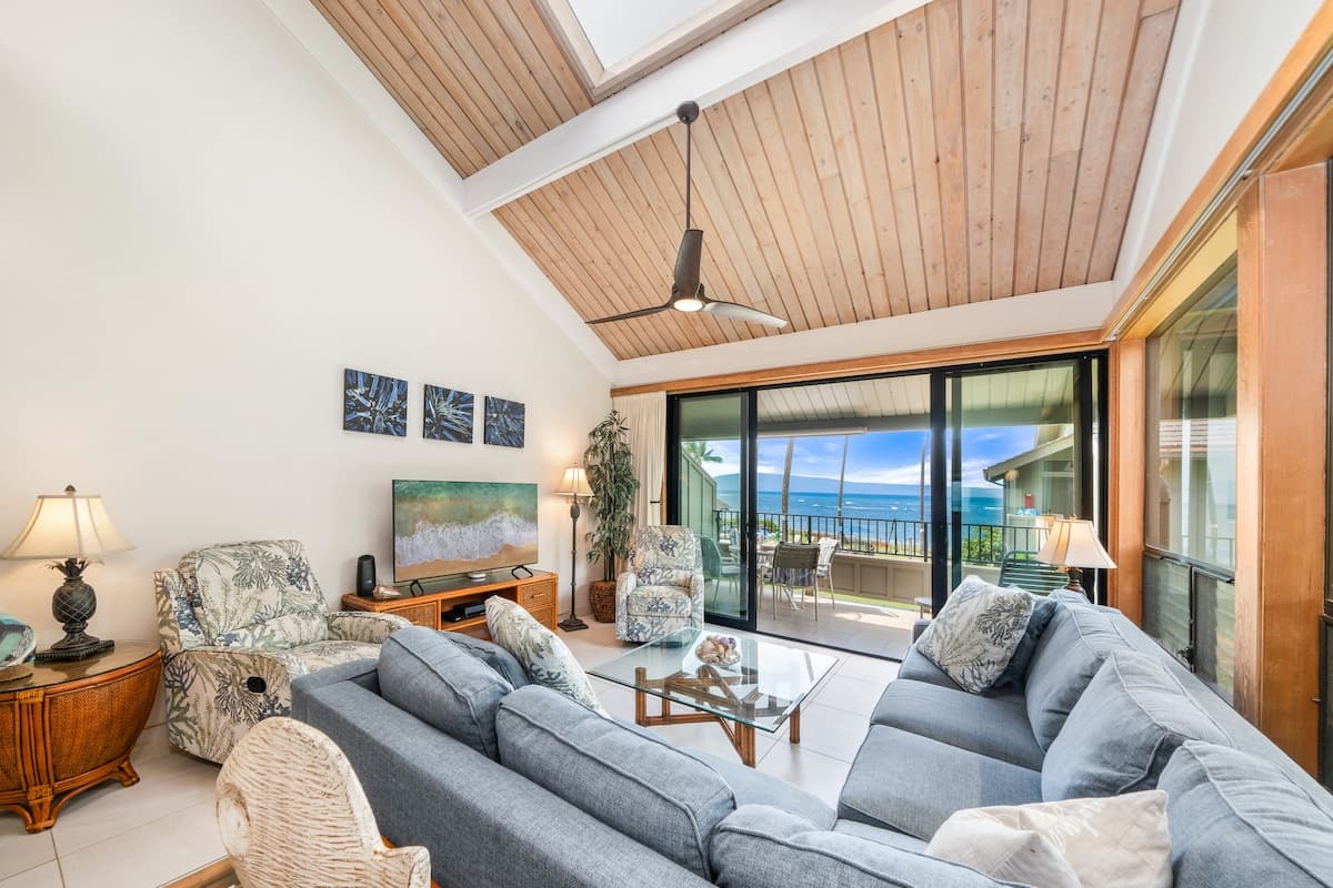 Condo in Lahaina · ★4.94 · 2 bedrooms · 4 beds · 2 baths - Photo 1