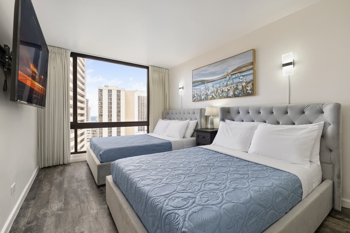 Escape to the Beach in 2 blocks - Photo 1