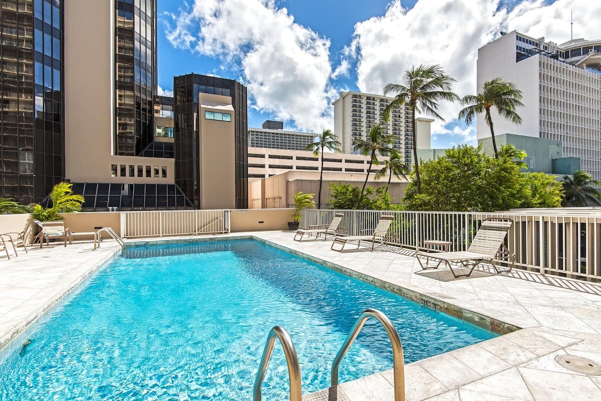 Condo in Honolulu · ★4.73 · 1 bedroom · 1 bed · 1 private bath - Photo 2