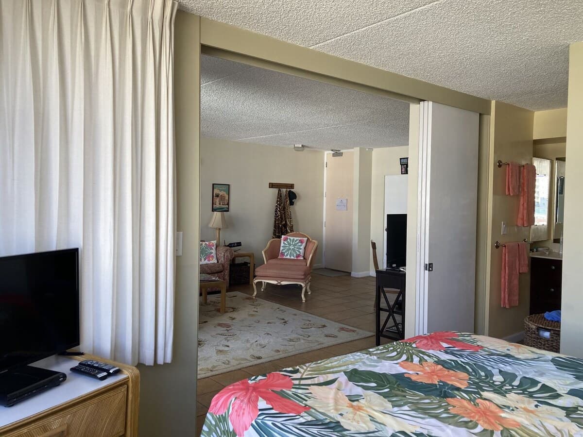 Condo in Honolulu · ★4.96 · 1 bedroom · 2 beds · 1 private bath - Photo 4