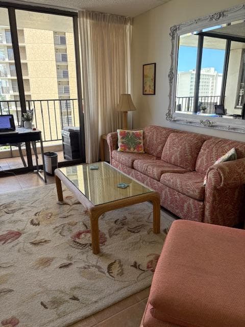 Condo in Honolulu · ★4.96 · 1 bedroom · 2 beds · 1 private bath - Photo 5