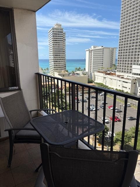 Condo in Honolulu · ★4.96 · 1 bedroom · 2 beds · 1 private bath - Photo 1
