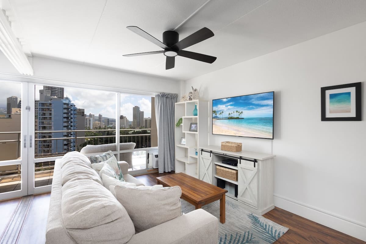 Condo in Honolulu · ★5.0 · 1 bedroom · 3 beds · 1 private bath - Photo 3
