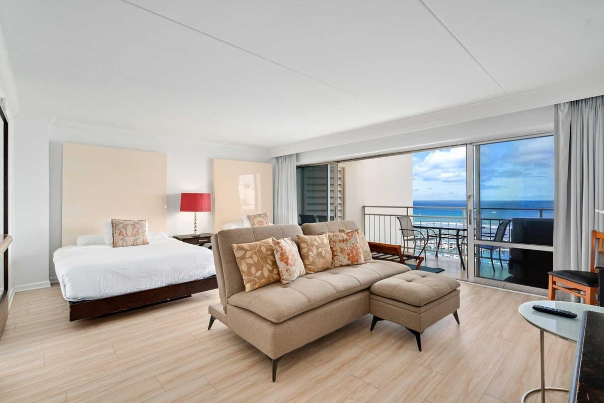 Condo in Honolulu · ★4.75 · 1 bedroom · 3 beds · 1 private bath - Photo 4