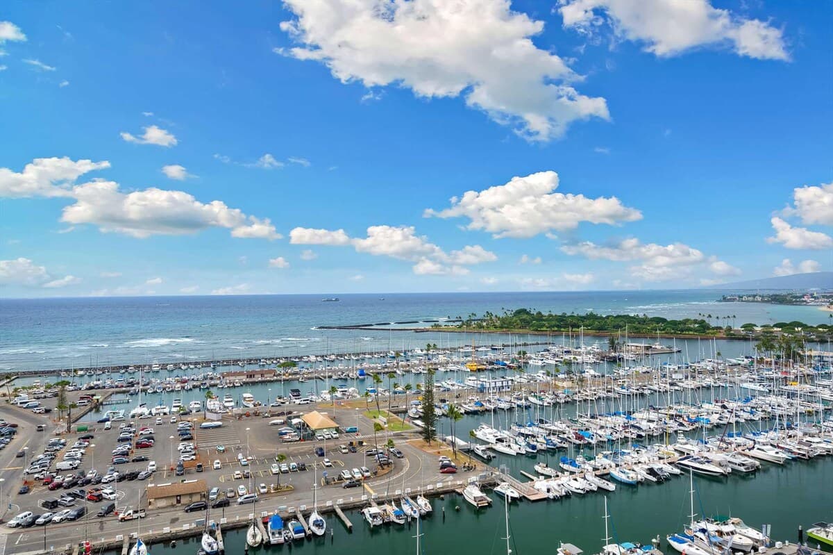 Condo in Honolulu · ★4.75 · 1 bedroom · 3 beds · 1 private bath - Photo 2