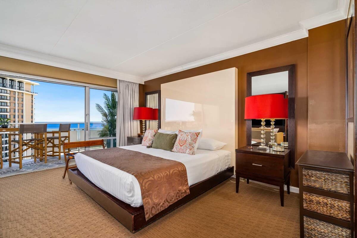 Condo in Honolulu · ★4.88 · 1 bedroom · 2 beds · 1 private bath - Photo 4
