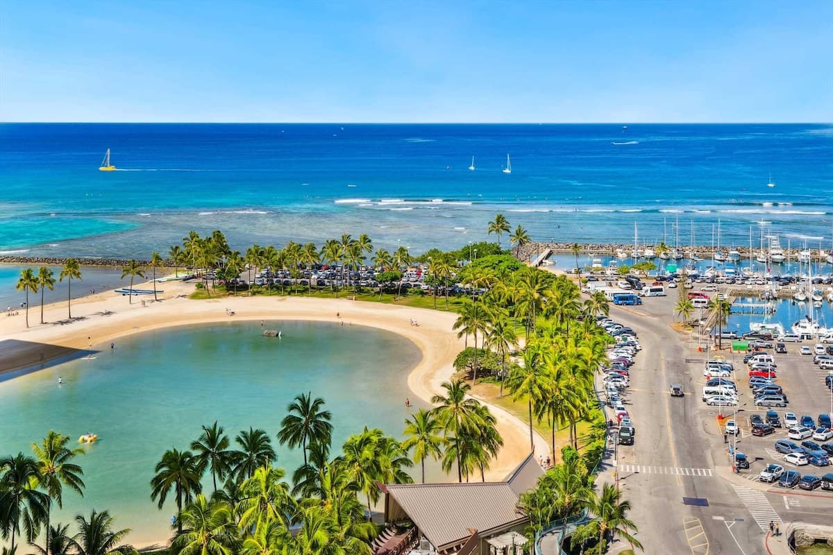 Condo in Honolulu · ★4.88 · 1 bedroom · 2 beds · 1 private bath - Photo 2