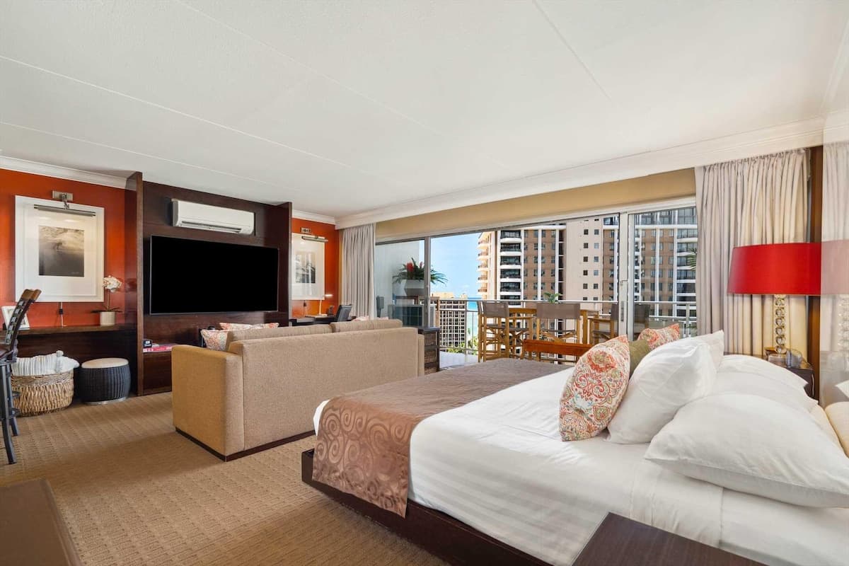 Condo in Honolulu · ★4.88 · 1 bedroom · 2 beds · 1 private bath - Photo 5