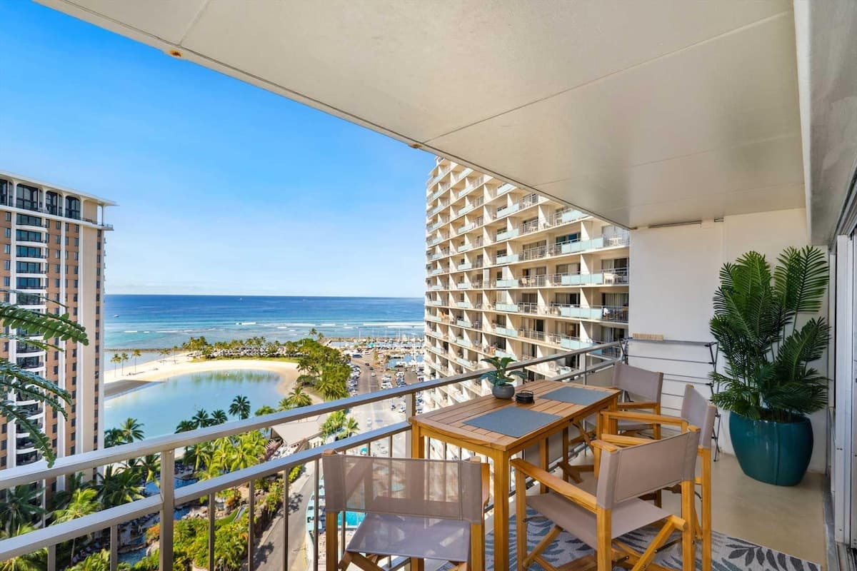 Condo in Honolulu · ★4.88 · 1 bedroom · 2 beds · 1 private bath - Photo 1