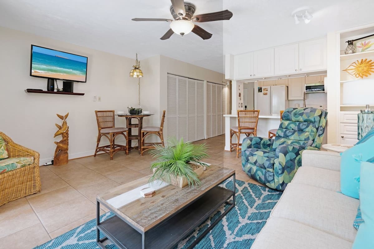 Gorgeous Remodeled Condo - Photo 2