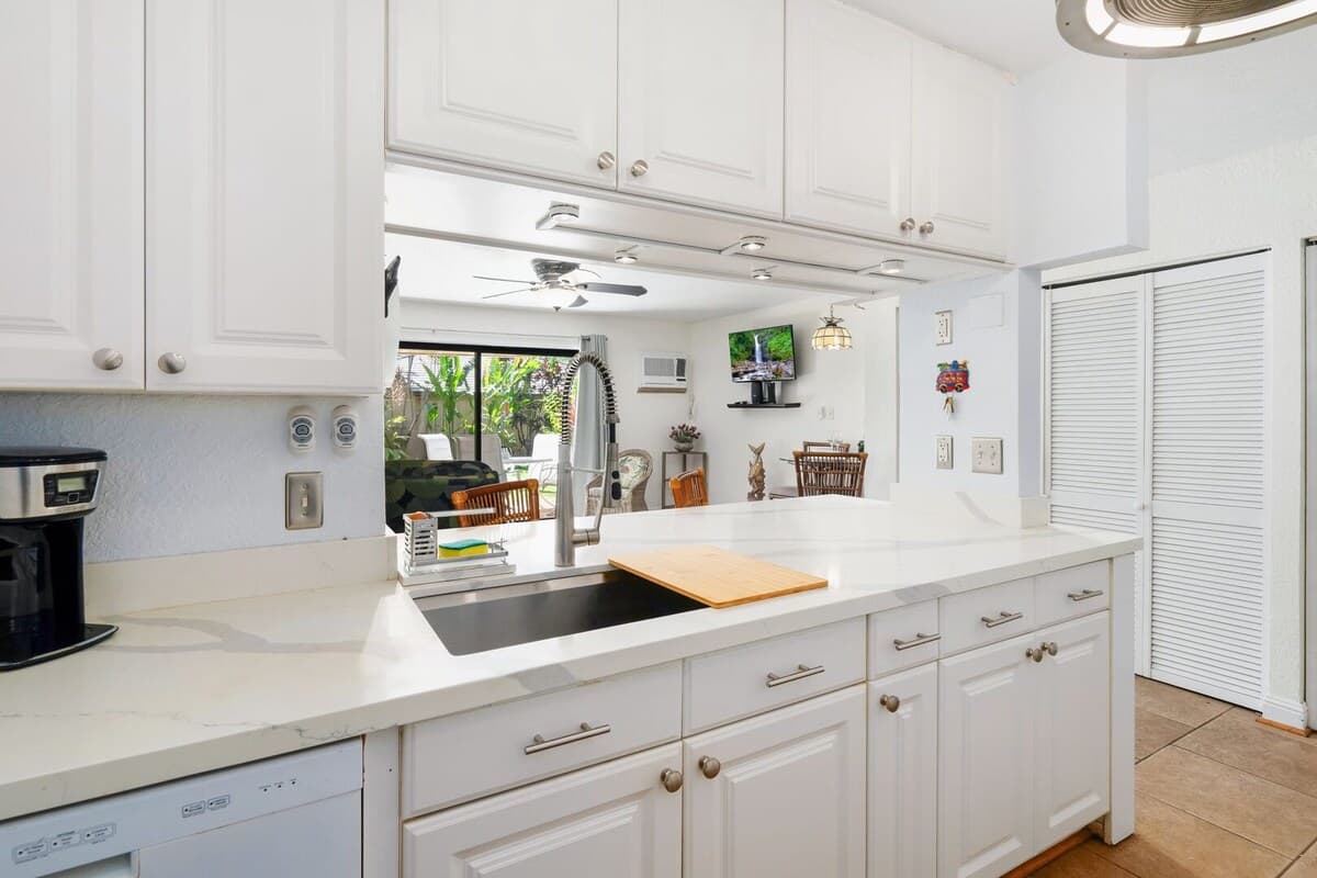Gorgeous Remodeled Condo - Photo 5