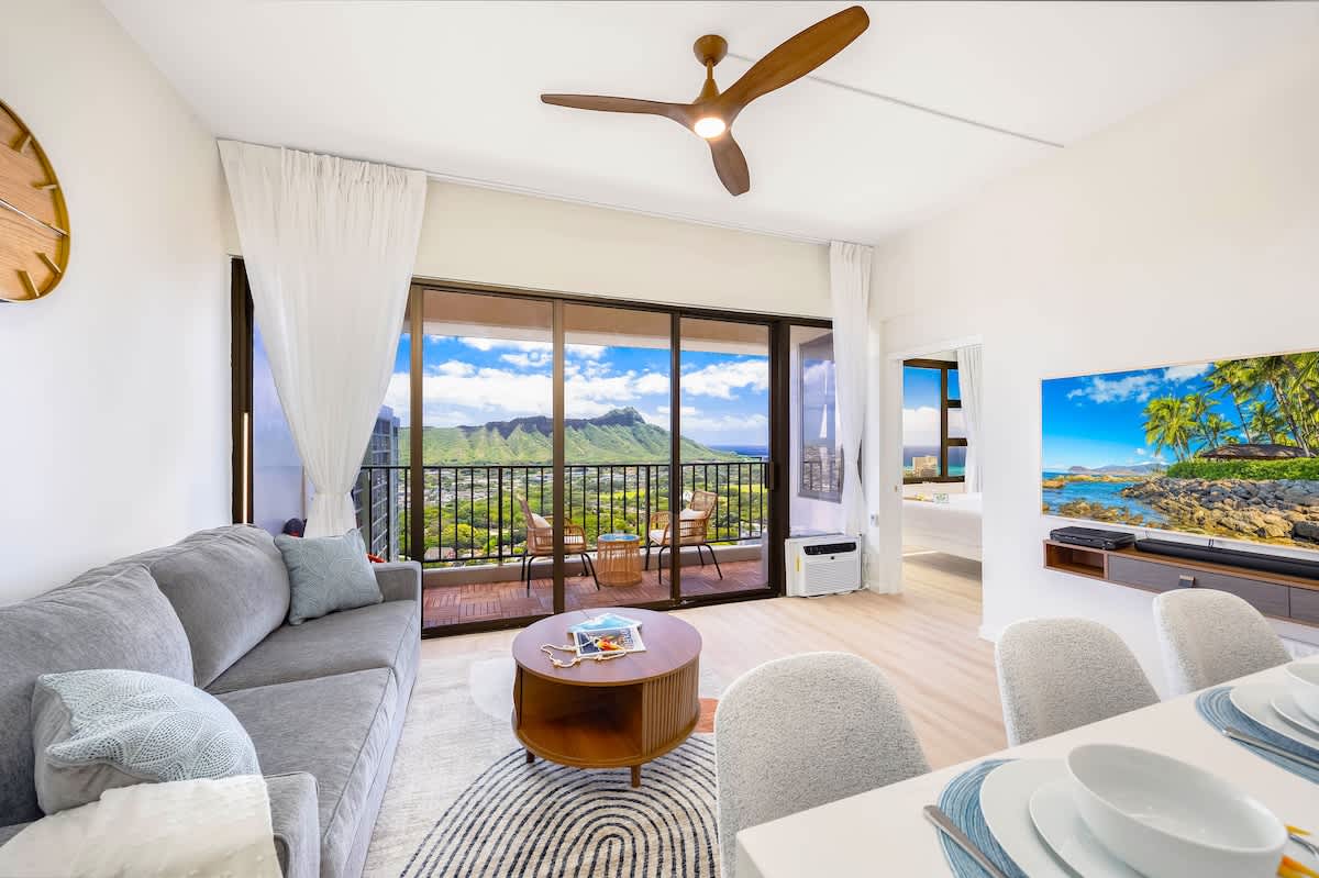 Breezy 1BR w/ ocean, mountain & city views - Photo 3