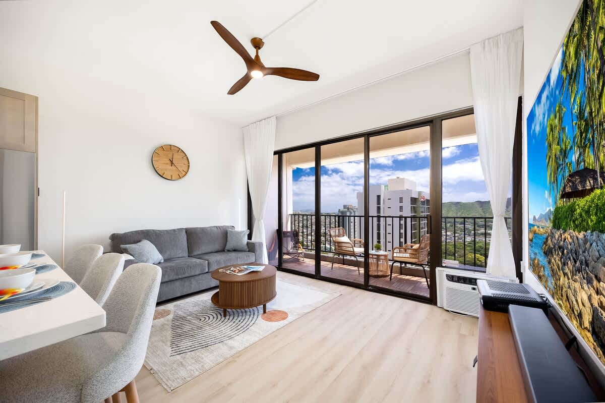 Breezy 1BR w/ ocean, mountain & city views - Photo 5
