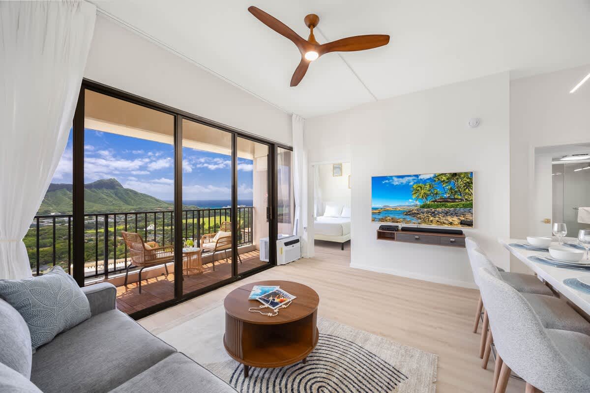 Breezy 1BR w/ ocean, mountain & city views - Photo 4