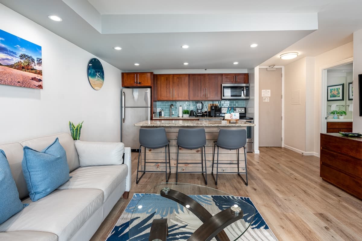 Condo in Honolulu · ★4.98 · 1 bedroom · 2 beds · 1 private bath - Photo 3