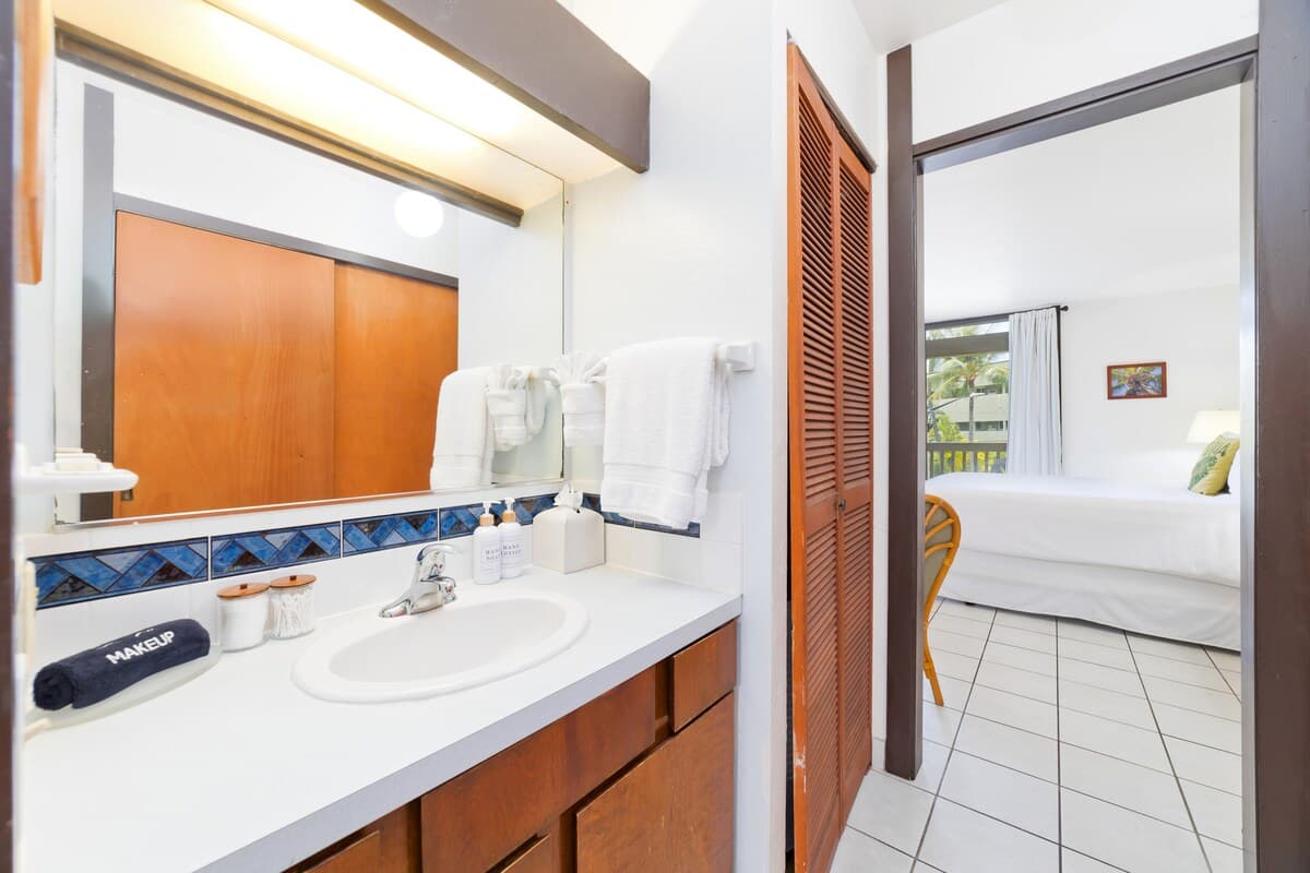 Condo in Kailua-Kona · ★4.8 · Studio · 1 bed · 1 bath - Photo 3